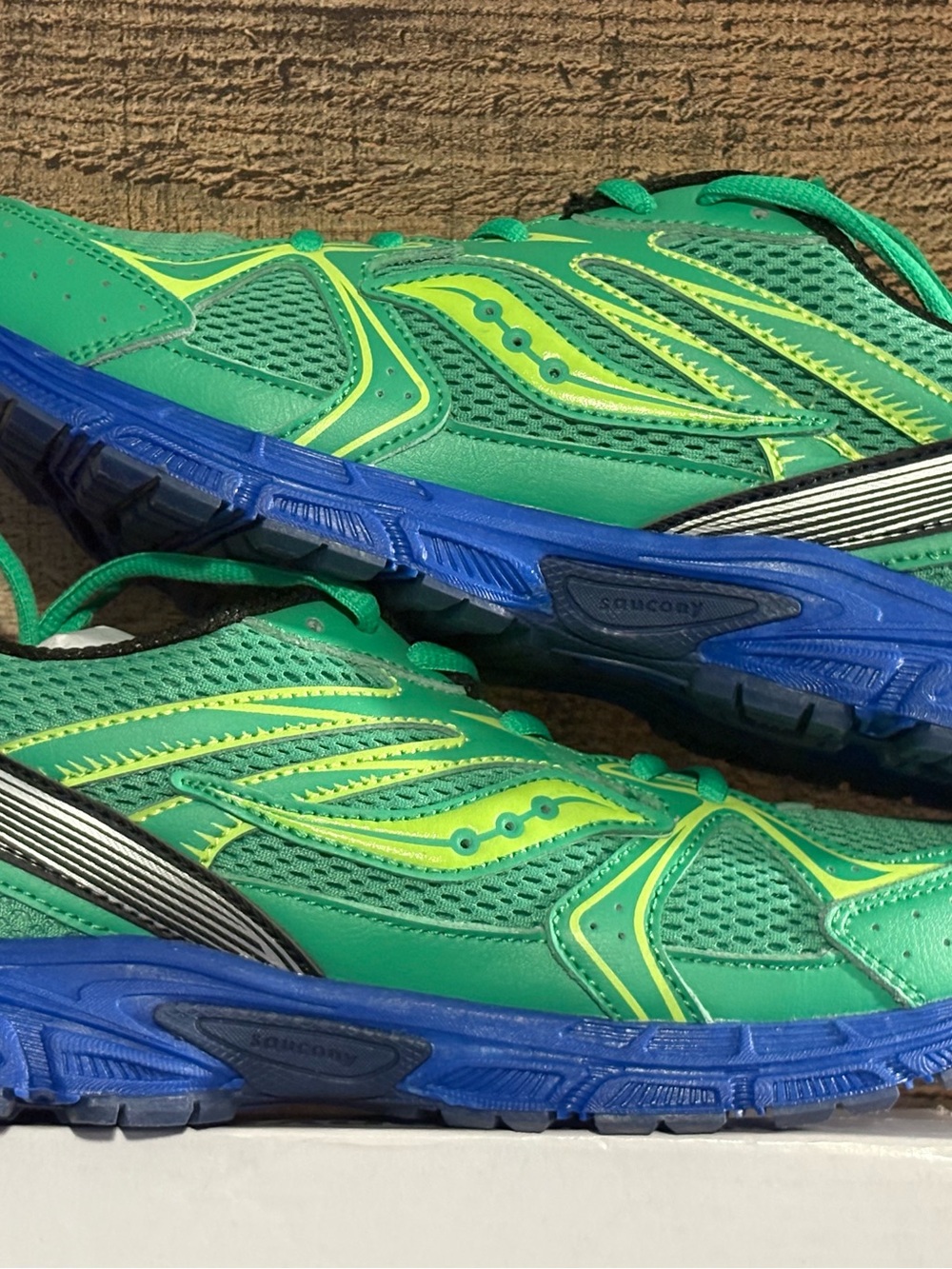Saucony Green and Blue Running Shoes 7mens, 8.5 women’s